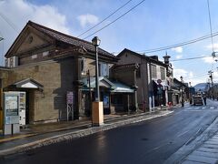 この日は朝から行きたい場所があったのです。

ココは初日に通った小樽の堺町通。
この辺りは歴史的建造物の宝庫。
