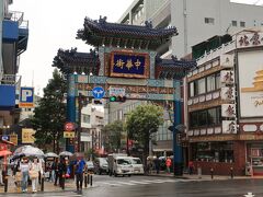 みなとみらい線で元町・中華街駅まで移動し、中華街へ。朝陽門から入ると、〇〇美食には30人以上の行列。