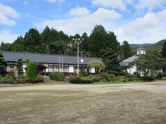 海岸寺が建つ山のふもとに造られた三代校舎ふれあいの里で昼食。
昔の教室が復元されたり昔の教科書が展示されていたりする明治8年に建てられた洋風の津金学校、農業体験ができる大正校舎、昔の給食が味わえ物産所も併設されている昭和校舎が並んでいます。
