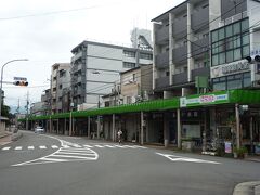 天神さんから今出川通を越えて「北野商店街」に来ました、

昔も今も西陣の台所としての役目を担ってきた商店街には、且つて京都に日本初の市電が走っていたこと知ってます？…、明治３３年からのことなんです。