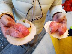 珠玉の三種盛り（\900）
　飛騨牛霜降りにぎり
　飛騨牛赤身にぎり
　飛騨納豆喰豚豚バラにぎり
飛騨牛霜降り握り（\800）

お皿はお煎餅なので食べられます。

