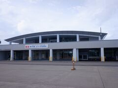 　利尻空港に到着。空港潰し48カ所目の利尻空港。JALの丘珠便は通年運航、ANAの新千歳便は6～9月の季節運行です。一応一年通してフライトがある空港です。日本で一番空港内で迷子にならない空港、と言われるくらいに小さい空港です。