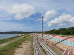 世界一長いベンチ・・・ひたすらに長くベンチが続く風景

673組のカップルが一度に座れる、全長460.9mのベンチ

夕日の名所である増穂浦海岸

その景観をより多くの方に楽しんでもらおうと設置

海岸線が美しく見え、散歩可能

横に広がる、ただただベンチが並んでいる、シンプルな造形美

座れば眼下に海が広がり、夕日の頃は格別

なぜこんなベンチがと思いたくなるそんなファニースポット

