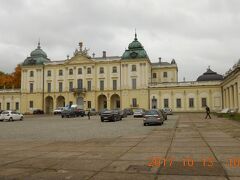 　ブラニツキフ宮殿。17～18世紀にこの地を支配したブラニツキフ一族の宮殿です。