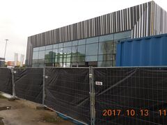 　新しいバスセンターを建設中。完成までバス停は道路のあちこちに分散。