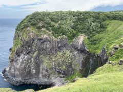 フレペの滝へ到着

高さ約100mの切り立った断崖の途中から山々から流れてきた地下水が染み出し、海へと直接流れ落ちる滝です。