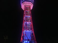 夜の博多港

福岡に来て２年め
やっぱりまだ登ったことない博多ポートタワー
調べてたら、無料で登れる！すごい！

ターミナルの目の前にある
波葉の湯のお食事処で夜ご飯
五島でうどんを食べようと思ってたけど
ここでもうどんを食べた気がする