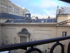 フランス・パリ『Residhome Paris Opera』3F
『Residhome Appart Hotel Paris-Opera』

ホテル『レジドーム パリ オペラ』『レジドホーム アパート ホテル 
パリ オペラ』の316号室のお部屋「エグゼクティブ 1 ベッドルーム
デュプレックス」からの眺望の写真。

正面には『サントトリニテ教会』が見えます（翌朝撮影しました）。