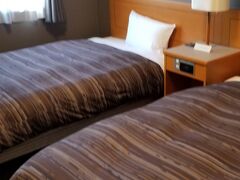 もうお腹がいっぱい過ぎて
ホテルで休憩しようと
ぶっ飛ばしてきました

今夜から2泊するお宿
「ルートイン新潟県庁南」さんです
けっこう広くて快適なお部屋です

ルートインさんは朝ごはんが無料で付いてくる♪
おまけに大浴場有で
繁華街からは少し離れるのですが
こちらに決めました