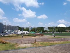 名古屋から東山線とリニモを乗り継ぎ、愛・地球博記念公園へやってきました。
公園内にあるモリコロパーク アイススケート場でアイスショー『THE ICE 2021』が開催されました。
『THE ICE』は宇野昌磨選手をはじめとするトップスケーター達が今季の新プログラムを披露したり、コラボレーション演技をしたりと見どころがいっぱい。
こじんまりとした会場なので、迫力ある演技をすぐ目の前で見られ、選手達の和気あいあいとした雰囲気も良く、とっても楽しいアイスショーでした。
今季はオリンピックシーズン、選手の皆さんは怪我無く頑張ってほしいですね。