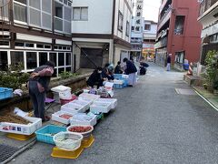 6時
肘折温泉の朝市へ。