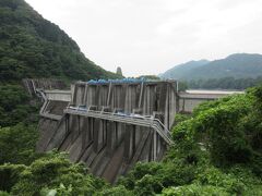 神奈川県　7施設目　城山ダム（津久井湖）
2017年6月29日に第2回ダムカード収集の旅として訪問

城山ダム
1965年（昭和40年）竣工の重力式コンクリートダム
高さ　 75.0m
全長　260.0m
クレストラジアルゲート　　4門
オリフィスラジアルゲート　2門