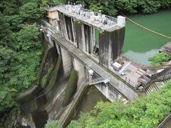 東京都　1施設目　白丸調整池ダム（白丸湖）
2017年8月2日に第5回ダムカード収集の旅として訪問

白丸調整池ダム
1963年（昭和38年）竣工の重力式コンクリートダム
堤　高　 30.3m
堤頂長　 61.0m
2段式ローラーゲート　3門