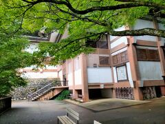 こちらの建物は「霊宝殿」
ここには１階は鞍馬山の地質、生息する動植物などの標本や、２階は鞍馬寺の歴史や信仰を学べる展示、3階には国宝「毘沙門天三尊像」重文「聖観音像」などが展示されています。
今日は時間がないのでスルーします。