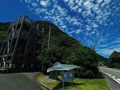 12：30太陽が一番高い場所に位置する時間帯に“室戸岬”にある展望台に到着した。
空を見上げると濃く澄んだ深みのある青色に鱗雲が浮かんでいる。