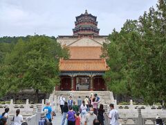 頤和園のシンボル、仏香閣。こちらも英仏連合軍によって一度は焼き払われた。36mだが高台の上にあるのですごく大きく見える。庭園の中の建物としてはすごく金がかかっている。