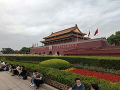 天安門広場へ。外国人はパスポートチェックなどがあって厳しい。広場は多くの観光客で賑わう。