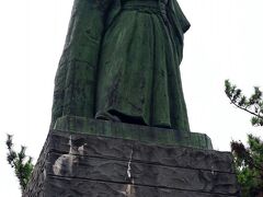 階段をのぼり切ると待ち受けていたのは“坂本龍馬銅像”。
銅像自体はさほど大きくないけど、物凄い台座が高いから見下ろされている感が強い。