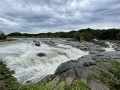 曽木の滝は東洋のナイアガラとも呼ばれている大きな滝だ。
滝に近い展望台は大雨の影響で壊れて近づけなくなっていた。
幅 210 m、落差 12 m 。滝は高さこそないが広範囲に広がり、かなりの規模の滝だ。見応えはそれなりにあり来た甲斐はあった。