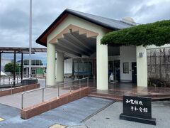 知覧特攻平和会館。
知覧にはかつて特攻隊の出撃基地の空港があったためこのような施設が作られることになった。原爆資料館などとともに戦争の悲劇を後世に残す貴重な場所だ。