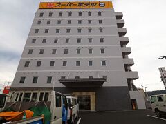 大洲に移動して、今夜から2泊する“スーパーホテル愛媛 大洲インター 天然温泉「朝霧の湯」“に到着。
大洲周辺で大規模な道路工事が行われているのが関係しているか分からないけど、駐車場に停まっているのはトラックやワゴン車が目立ち、作業着を着用した工事関係者の宿泊客が大半だった（朝早く出発する人が多いようで、朝食開始時刻は大混雑しているけど、終了間際は空いている）。
詳しい口コミは下記をご覧くださいませ。
”https://4travel.jp/dm_hotel_tips/14483447