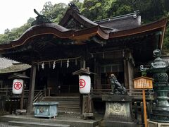 本宮の横に建つ“三穂津姫社“では、金刀比羅大神の妃神である三穂津姫を祀っている。
三穂津姫社前から伸びる石段で旭社まで降りていくものの、雨で滑りやすい石段の下りはスリリングだった。