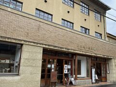 HOTELに戻る途中にある“林源十郎商店“の1階に、倉敷意匠計画室の唯一の直営店である倉敷意匠アチブランチを発見。
倉敷意匠計画室のkata kata 印判手豆皿シリーズを集めているので、まだ入手していなかったマンドリルの色違いをお迎えした。