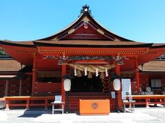 神社の本殿は立派。敷地もかなり広かった。
紀元前２７年に創建されたとされ、全国に１３００ある浅間神社の総本山となっている。どことなく風格を感じるたたずまいである。