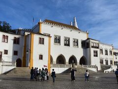 ＜シントラの王宮＞9:00

坂道を上がりながら王宮に到着。
イスラム教徒が残した建物に増改築したムーア洋式。
王家の夏の離宮です。
9:30からなのでまだ開いていません。

