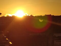 3日の朝です。

「おはようございます」

ホテル日航アリビラのベランダから日の出がきれいに見えました。
今日も相変わらず日の出前から起きて、
海を眺めていたTONYであります(^^♪