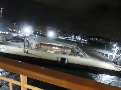 ２３時４０分頃。定刻より少し早めに横須賀港を出港しました。
船室の専用バルコニーに出て出港風景を眺めます。
横須賀フェリーターミナルが離れていきます。