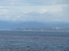 午前10時10分頃
紀伊半島　潮岬灯台が見えていました。
本州最南端。
8年ほどまえに陸からこの地を訪れたことを懐かしく思い出します。