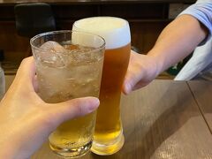 と言う事で・・
駅ビルの中にあったイタリアンのお店に入りました。。
早速ビールかぁ～い！！しかも１パイント568ml('Д')


