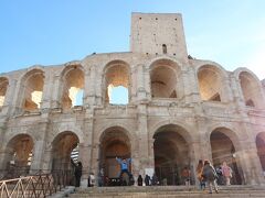 【円形闘技場 / Arenes d'Arles】
古代ローマ時代（紀元１世紀末）に建造された円形劇場です。
かなり保存状態がよく現在でも闘牛やコンサートなどに使われています。