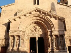 【サン・トロフィーム教会 / Cathédrale Saint-Trophime】
教会の建設は１２世紀後半
アルルの聖トロフィムスの聖遺物が納められています。

【円形闘技場】が採石場だった時にはこの教会に使う石を
切り出していたようです。