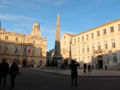 アルルの旧市街の中心
【レピュブリック広場 / place de la République】には
巨大なオベリスクが建っています。