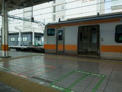東京西部・多摩地方の中心都市、立川に停車。

立川で先行の快速列車を追い抜きます。



