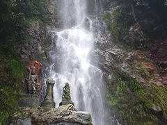 おおっ、滝です！　　滝が現れました！　これぞ清水の滝！
雨のおかげか、水量が多くて迫力満点！
市街地からいくらも離れていない山中に現れる清涼の滝！　なんだか神々しい！

短いですが、動画でも味わって下さい。
　　https://www.youtube.com/watch?v=Exiz7bEW7uw