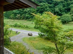 アンティークショップに少し立ち寄った後、お目当てのお蕎麦屋さんへ。

丹波篠山の市街地から少し離れた集落にある数寄屋造りの建物で風情がある趣です。
確か市街地からは車で15-20分程度。

コロナ対策で間引きされて営業されているとのことでしたが、行ってみると私たち1組だけでした。