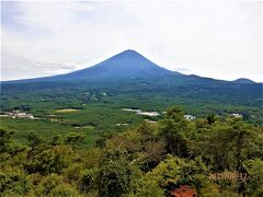 樹海からハイキングコースにも入っている紅葉台です。
今回は車で登りました。
遮る木がないので見晴らしがいいです。