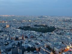 一旦ホテルに戻って、モンパルナスタワーへ登上しました。夕暮れ。真ん中はモンパルナス墓地。