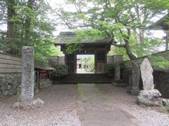 曹洞宗寺院、泉洞寺にやってきました。１５９８年創建の由緒ある寺院です。観光客が少ない追分ですが、ぽつぽつと訪れる人がいました。