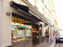 パリではとにかく街のあちこちでふらっとおいしいものを食べたい！と思っていたので、まずは近くの素敵なブーランジェリーへ。