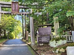 続いては河口湖畔南側、勝山地区にある富士御室浅間神社。富士山最古の神社と言われています。
こちらは駐車場側の入り口です。