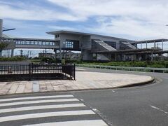 JR吉野ケ里公園駅
結構立派な駅舎。
ただ、周りには遠くに何も無い。
吉野ケ里歴史公園の目と鼻の先にあると思いきや、700メートル離れている。