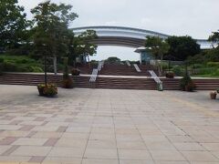 吉野ヶ里歴史公園
JR吉野ヶ里公園駅から700メートル離れている。
入り口にやけに規模のでかい建物が。