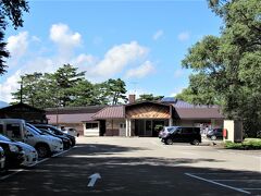 裏磐梯物産館へ着きました。
〒969-2701 福島県耶麻郡北塩原村桧原湯平山1171-9 (五色沼入口)
Tel: 0241-32-3751 / Fax: 0241-37-1230
駐車場: 無料駐車場 70台

物産館を抜ければ五色沼の入口につながります。
http://urabandai-bussankan.com/
