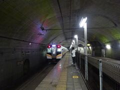 土合駅到着。
さすが地下深いトンネル駅。
降りるととてもひんやりとしました。
出発時の車掌さんの笛が、とても響きます。