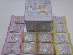 ディズニーショップ【ボン・ヴォヤージュ】で購入したものの写真。

ダッフィー＆フレンズのチョコ缶です。

『東京ディズニーシー』では売っていますが、
『東京ディズニーランド』では売っていません。

<2020年10月から『東京ディズニーランド』でもお酒が飲めるように♪
2020ディズニー・クリスマス「ミッキー＆フレンズのグリーティング
パレードクリスマス」>

https://4travel.jp/travelogue/11660001

<TDLの新アトラクションはエントリーが必要！
美女と野獣魔法のものがたり★屋内型フォレストシアター
★ベイマックスのハッピーライド★隠れミッキー>

https://4travel.jp/travelogue/11660525

<『東京ディズニーランド』の新キャラクターグリーティング施設
【ミニーのスタイルスタジオ】★ポップコーン専門店【ビッグポップ】
限定フレーバー★NEWパレード「ナイトフォール・グロウ」>

https://4travel.jp/travelogue/11663301

帰りはこちらのホテルがおすすめです↓

<TDL＆TDSからも近い2019年11月開業の『JR東日本ホテルメッツ 
東京ベイ新木場』宿泊記★眺望は東京タワー＆スカイツリー
【麹町珈琲】朝食ブッフェ>

https://4travel.jp/travelogue/11660803