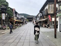 仁王門から山門までの間の石畳の通りを仲見世通りと呼ばれ、長野老舗店が立ち並び、お土産を買うには重宝します。